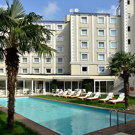 Holiday Inn Istanbul City By Ihg Zewnętrze zdjęcie The hotel's swimming pool
