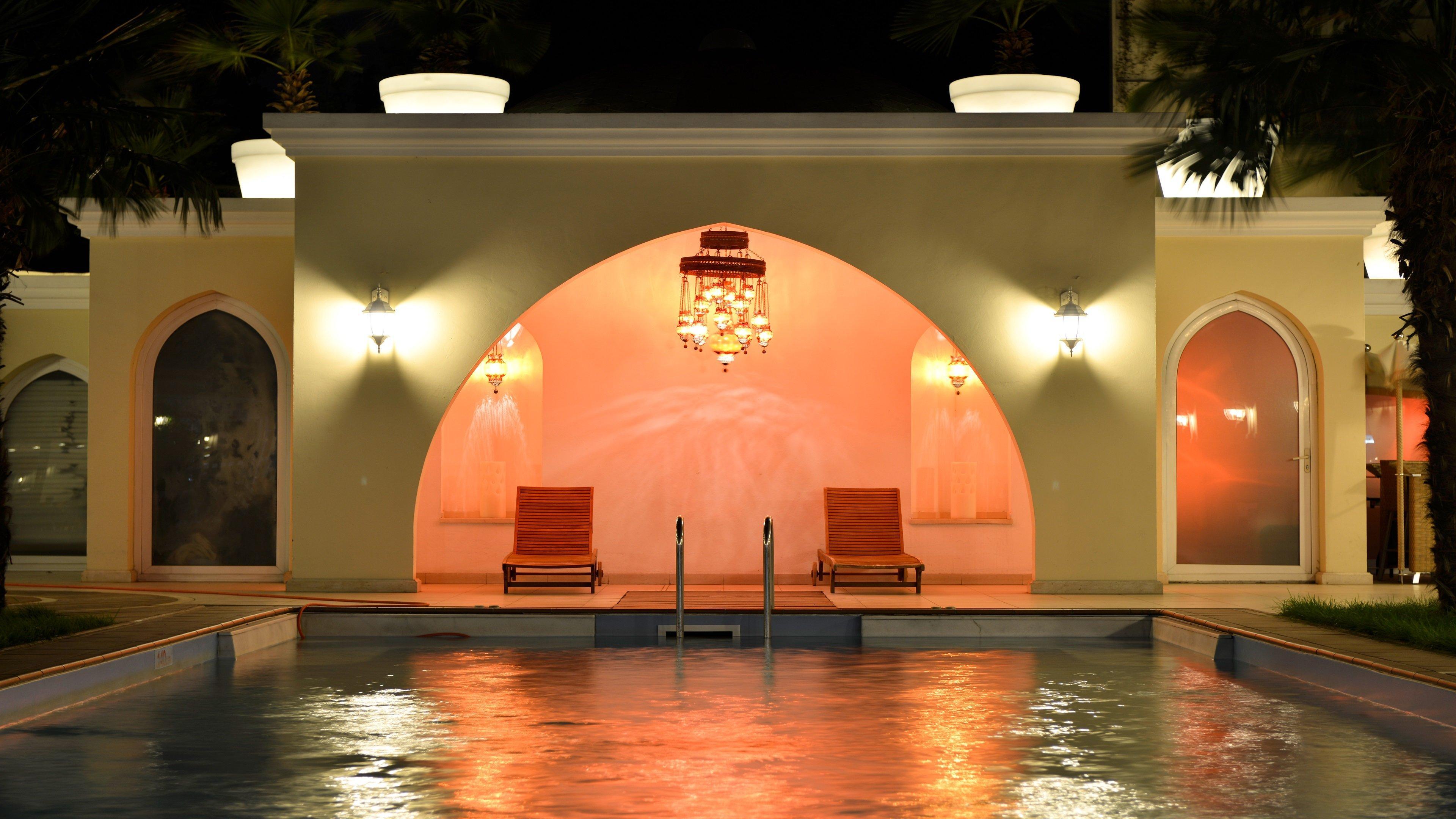 Holiday Inn Istanbul City By Ihg Zewnętrze zdjęcie The swimming pool at the hotel
