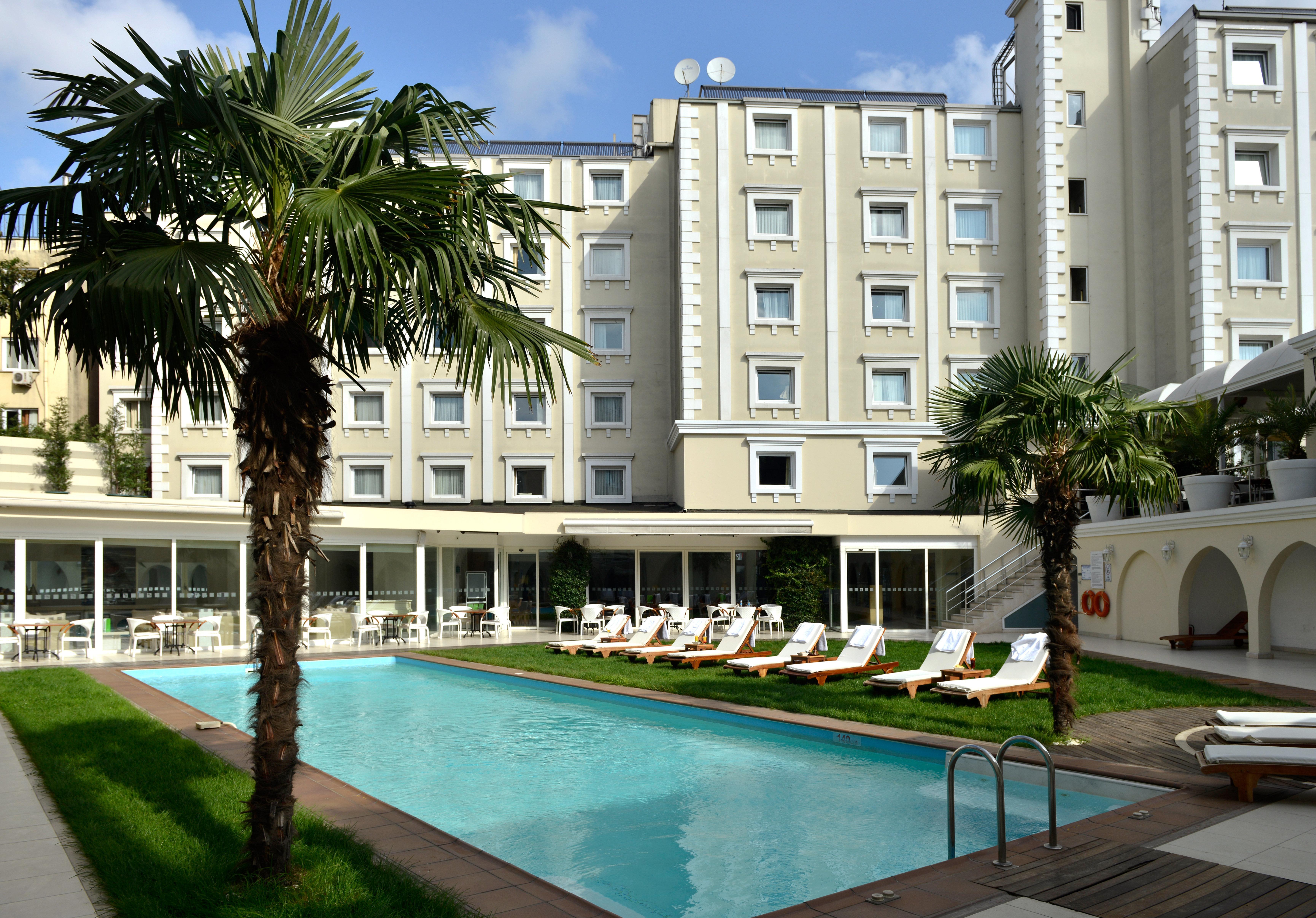 Holiday Inn Istanbul City By Ihg Zewnętrze zdjęcie The hotel's swimming pool
