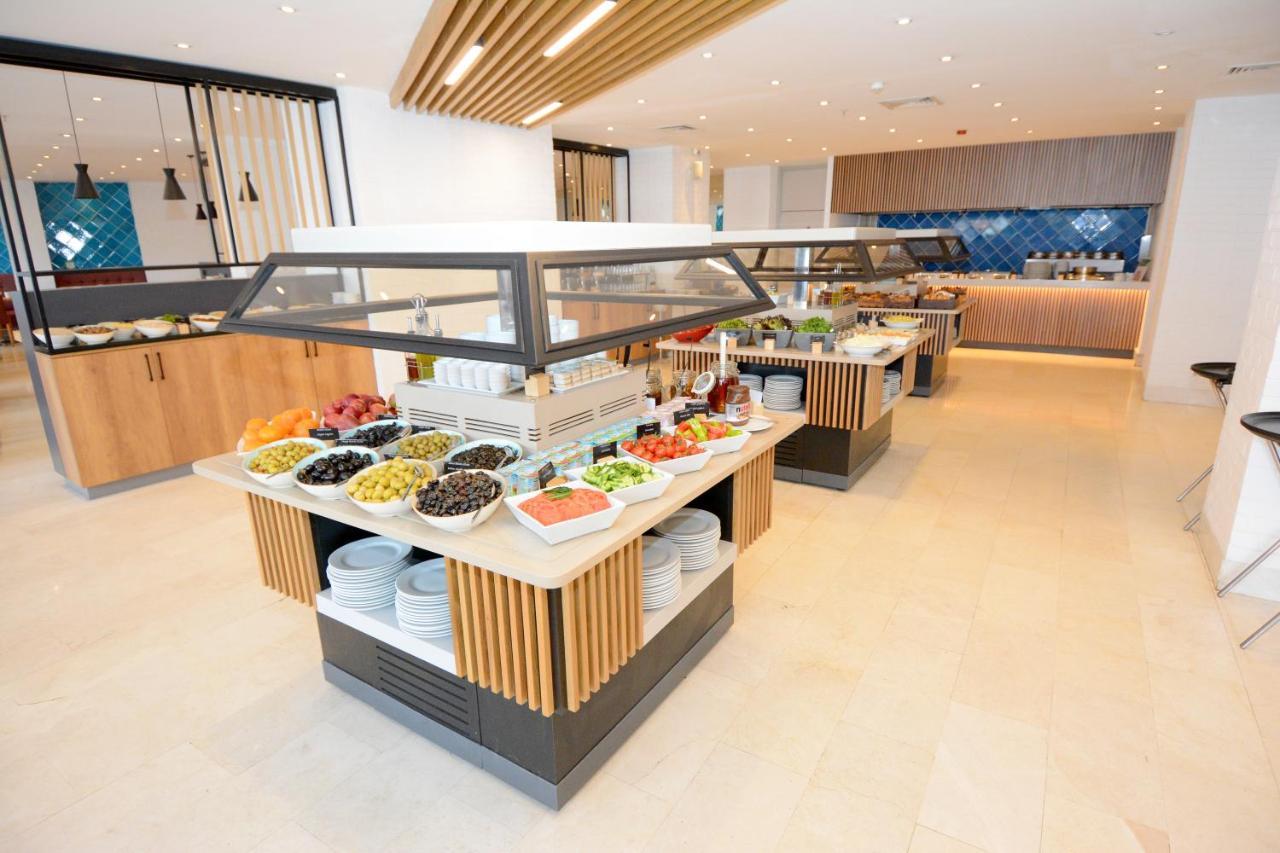 Holiday Inn Istanbul City By Ihg Zewnętrze zdjęcie The buffet at the lounge