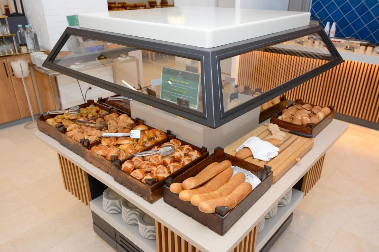 Holiday Inn Istanbul City By Ihg Zewnętrze zdjęcie A display case with baked goods