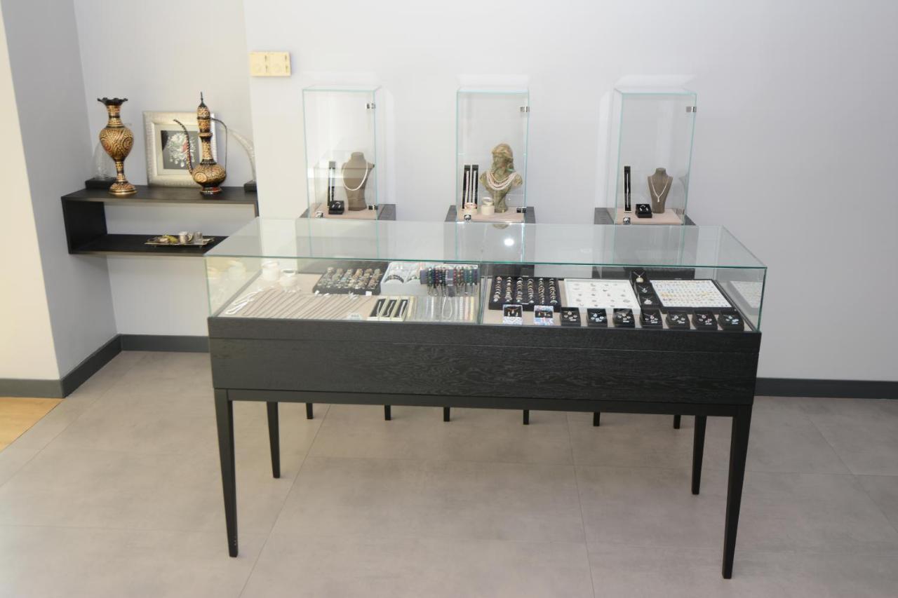 Holiday Inn Istanbul City By Ihg Zewnętrze zdjęcie A jewellery display case