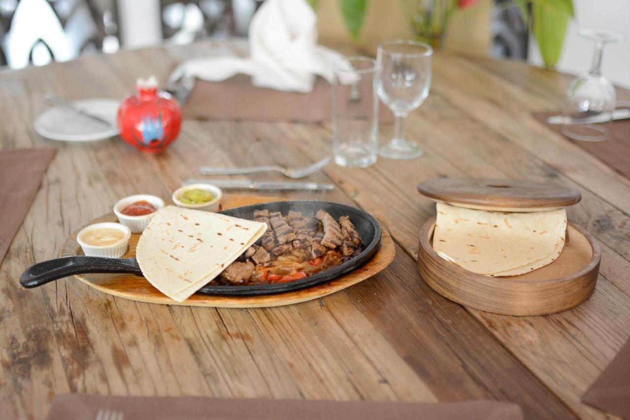 Holiday Inn Istanbul City By Ihg Zewnętrze zdjęcie A steak fajita