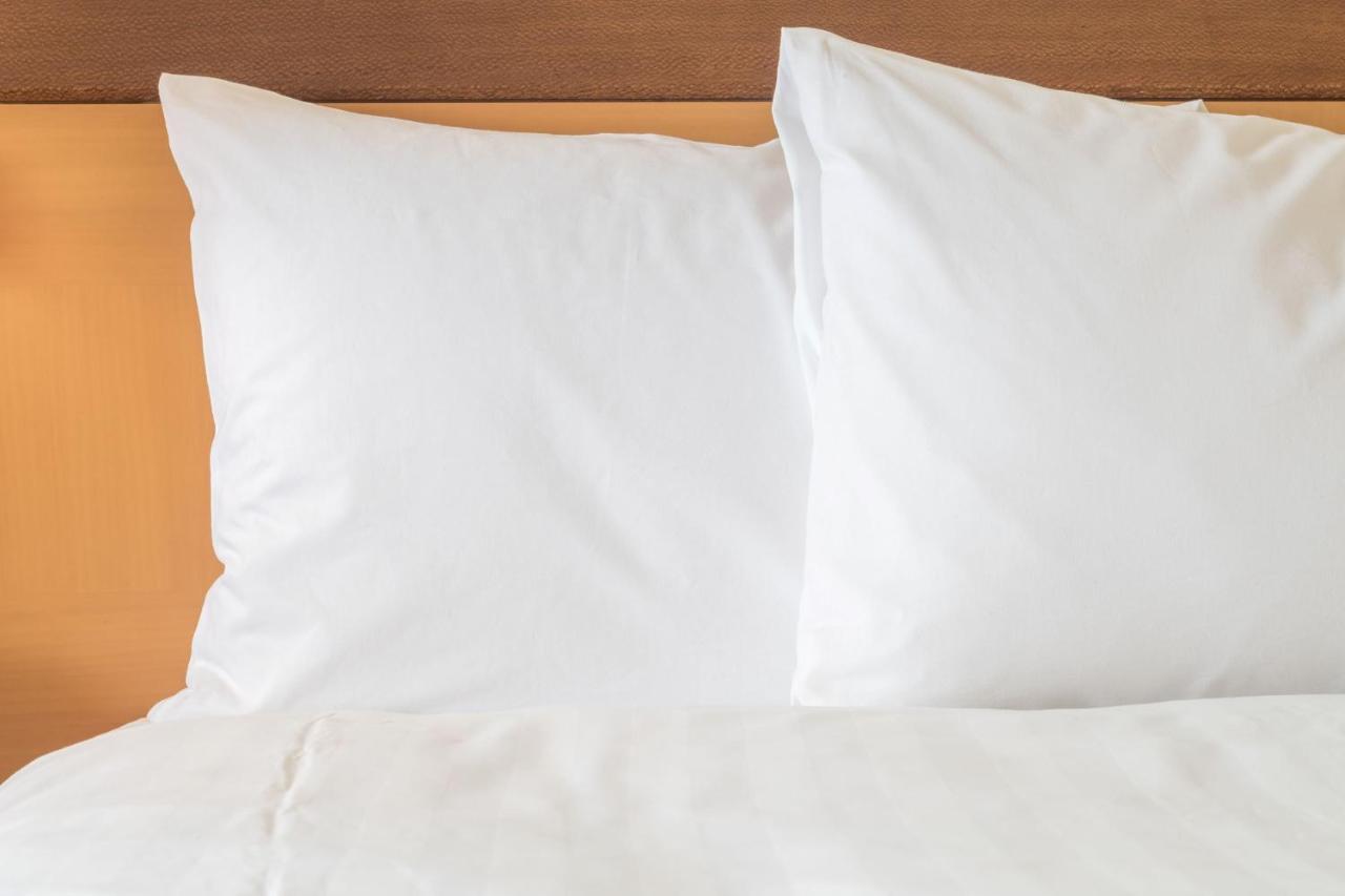 Holiday Inn Istanbul City By Ihg Zewnętrze zdjęcie Two pillows on a bed
