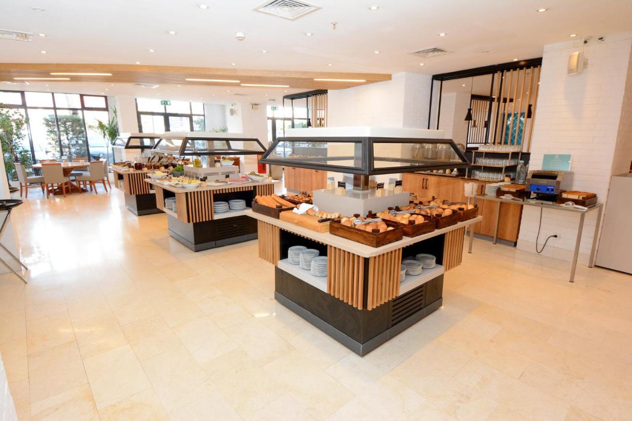 Holiday Inn Istanbul City By Ihg Zewnętrze zdjęcie A buffet at a hotel