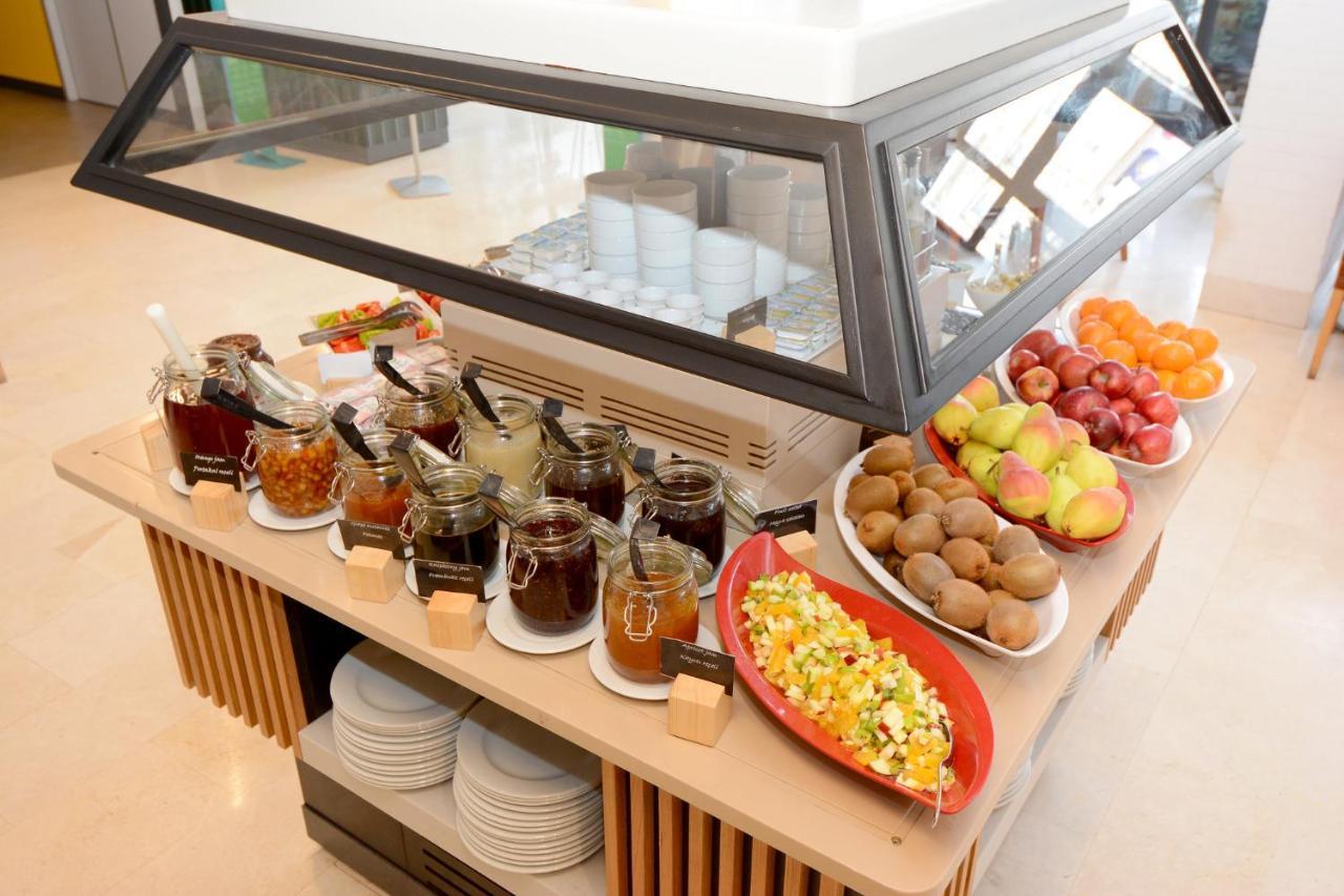 Holiday Inn Istanbul City By Ihg Zewnętrze zdjęcie A display case with food